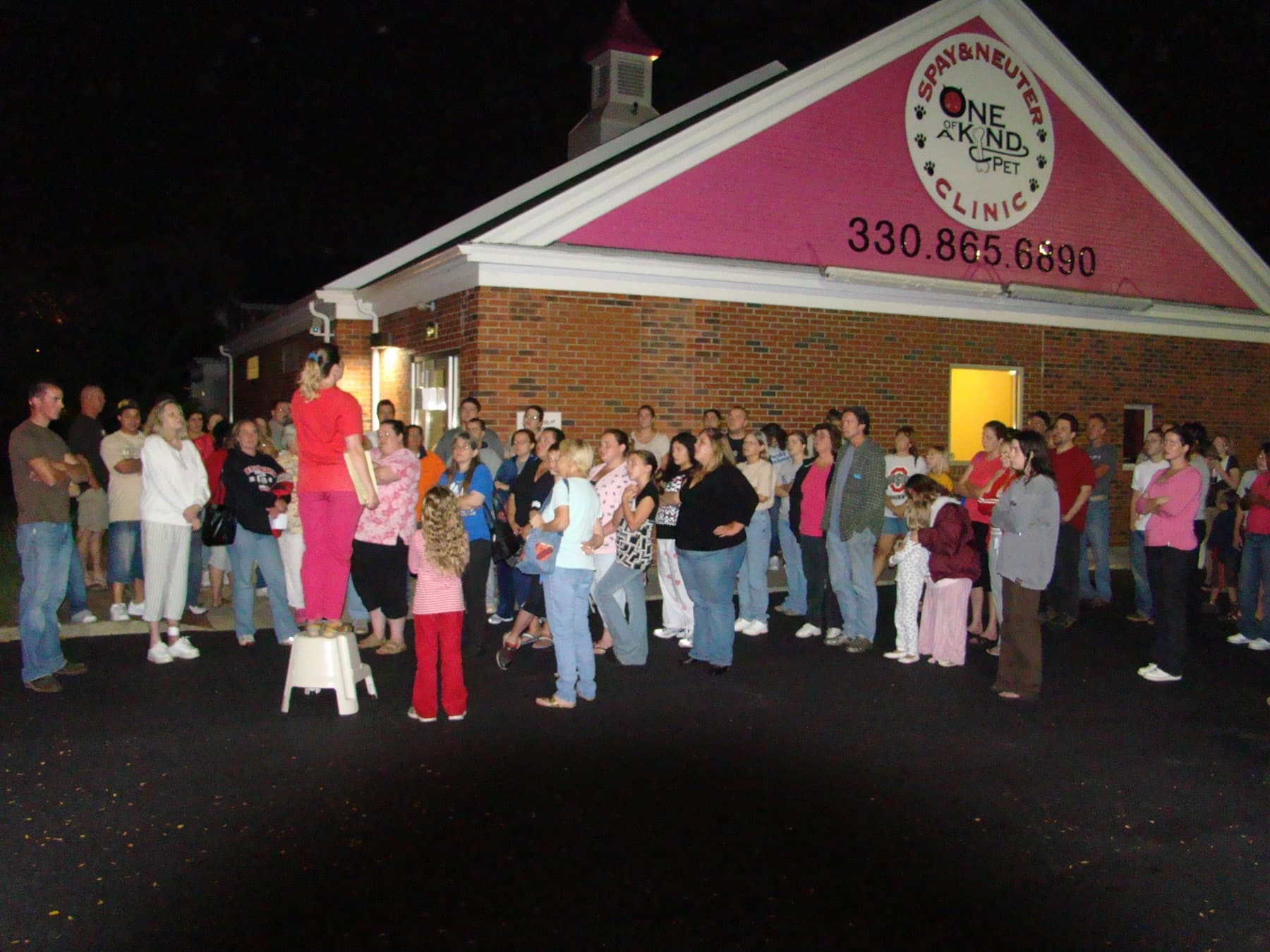 Dr. Tess Peavy giving a discharge speech to Neuter Scooter clients after a clinic